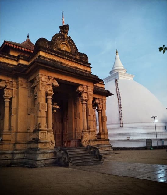 Kelaniya Temple: A Journey Through Time, Art, and Devotion - Photo 5